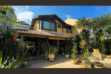 Casa de condomínio à venda com 160m², 5 quartos e 2 vagasQuintal