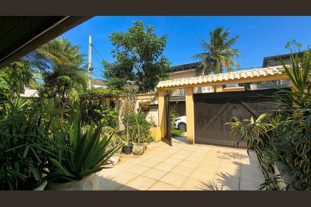 Casa de condomínio à venda com 160m², 5 quartos e 2 vagasQuintal