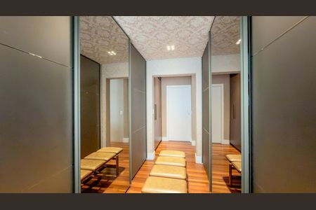Apartamento à venda com 190m², 3 quartos e 5 vagas Apartamento à venda com 190m², 3 quartos e 5 vagasCloset