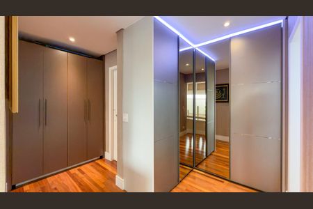 Apartamento à venda com 190m², 3 quartos e 5 vagas Apartamento à venda com 190m², 3 quartos e 5 vagasCloset