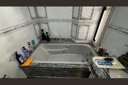 Apartamento à venda com 202m², 3 quartos e 5 vagas Apartamento à venda com 202m², 3 quartos e 5 vagasBanheiro da Suíte 1
