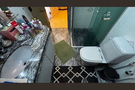 Apartamento à venda com 202m², 3 quartos e 5 vagas Apartamento à venda com 202m², 3 quartos e 5 vagasBanheiro da Suíte 1