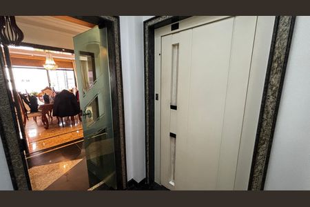 Apartamento à venda com 202m², 3 quartos e 5 vagas Apartamento à venda com 202m², 3 quartos e 5 vagasEntrada