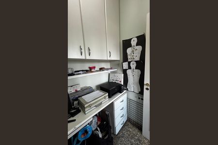 Apartamento à venda com 202m², 3 quartos e 5 vagas Apartamento à venda com 202m², 3 quartos e 5 vagasÁrea de Serviço - Escritorio