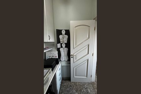 Apartamento à venda com 202m², 3 quartos e 5 vagas Apartamento à venda com 202m², 3 quartos e 5 vagasÁrea de Serviço - Escritorio