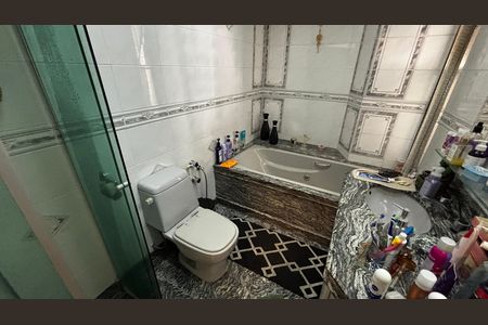 Apartamento à venda com 202m², 3 quartos e 5 vagas Apartamento à venda com 202m², 3 quartos e 5 vagasBanheiro da Suíte 1