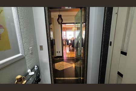 Apartamento à venda com 202m², 3 quartos e 5 vagas Apartamento à venda com 202m², 3 quartos e 5 vagasEntrada