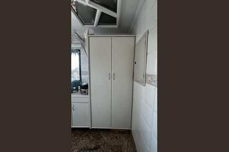 Apartamento à venda com 202m², 3 quartos e 5 vagas Apartamento à venda com 202m², 3 quartos e 5 vagasÁrea de Serviço