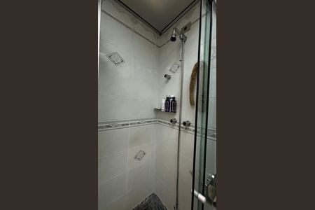 Apartamento à venda com 202m², 3 quartos e 5 vagas Apartamento à venda com 202m², 3 quartos e 5 vagasBanheiro da Suíte 1