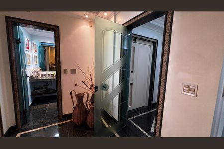 Apartamento à venda com 202m², 3 quartos e 5 vagas Apartamento à venda com 202m², 3 quartos e 5 vagasEntrada