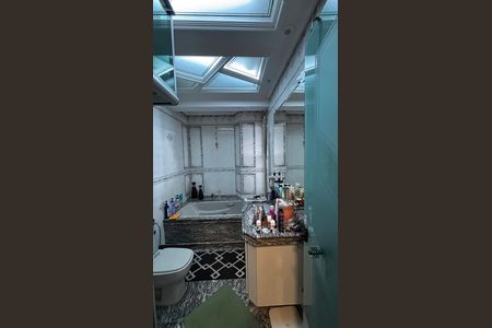 Apartamento à venda com 202m², 3 quartos e 5 vagas Apartamento à venda com 202m², 3 quartos e 5 vagasBanheiro da Suíte 1
