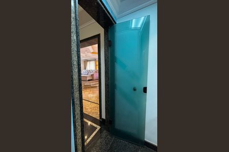 Apartamento à venda com 202m², 3 quartos e 5 vagas Apartamento à venda com 202m², 3 quartos e 5 vagasLavabo