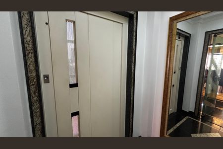 Apartamento à venda com 202m², 3 quartos e 5 vagas Apartamento à venda com 202m², 3 quartos e 5 vagasEntrada