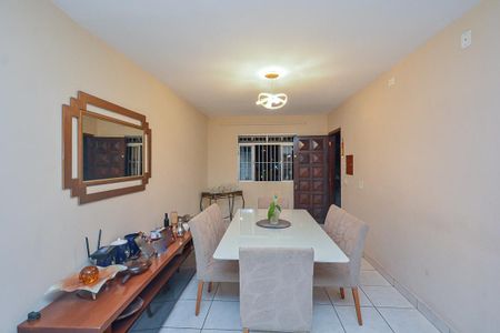 Casa à venda com 250m², 4 quartos e 4 vagas Casa à venda com 250m², 4 quartos e 4 vagasSala
