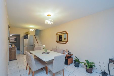 Casa à venda com 250m², 4 quartos e 4 vagas Casa à venda com 250m², 4 quartos e 4 vagasSala