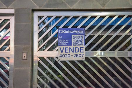 Casa à venda com 250m², 4 quartos e 4 vagas Casa à venda com 250m², 4 quartos e 4 vagasFachada