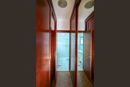 Casa de condomínio à venda com 394m², 4 quartos e 4 vagasArmário da Suíte  2