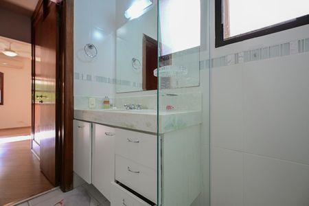 Casa de condomínio à venda com 394m², 4 quartos e 4 vagasBanheiro Suíte 2