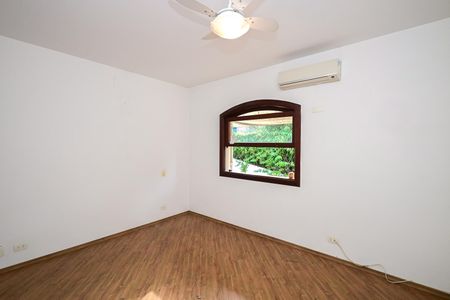 Casa de condomínio à venda com 394m², 4 quartos e 4 vagasSuíte 2
