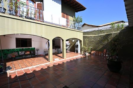 Casa para alugar com 280m², 3 quartos e 4 vagasQuintal