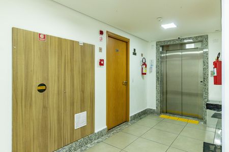 Apartamento à venda com 43m², 2 quartos e 1 vaga Apartamento à venda com 43m², 2 quartos e 1 vagaHall de Entrada Bloco