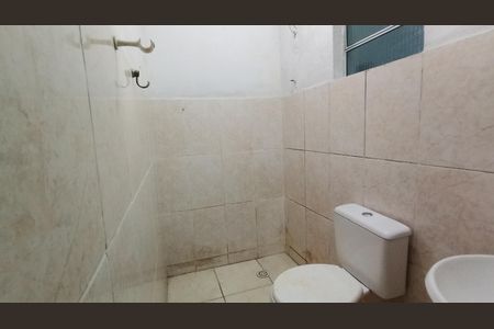 Banheiro  de kitnet/studio para alugar com 1 quarto, 28m² em Jardim Leblon, Suzano