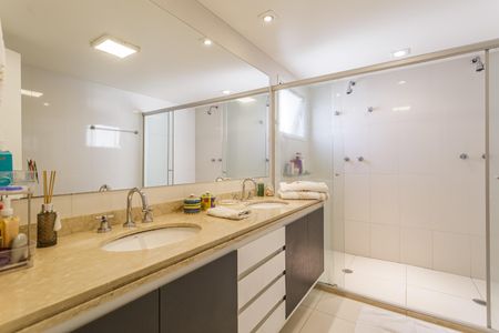 Apartamento à venda com 210m², 3 quartos e 3 vagasBanheiro da Suíte 3