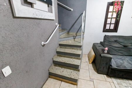 Casa para alugar com 140m², 3 quartos e 2 vagasEscada acesso quartos