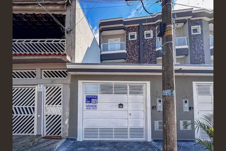 Casa à venda com 185m², 3 quartos e 4 vagas Casa à venda com 185m², 3 quartos e 4 vagasFachada