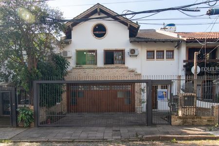 Casa para alugar com 400m², 3 quartos e 6 vagasFachada