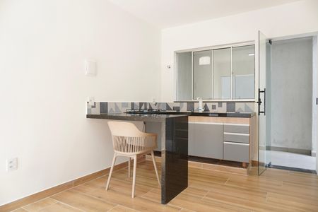 Sala e cozinha  de apartamento para alugar com 1 quarto, 45m² em Santa Cruz, Belo Horizonte