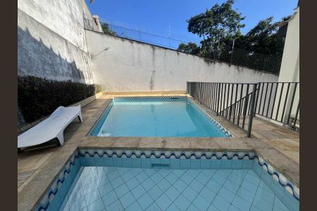 Casa à venda com 392m², 4 quartos e 4 vagas
