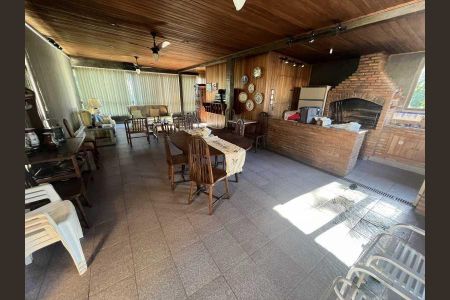 Casa à venda com 392m², 4 quartos e 4 vagas