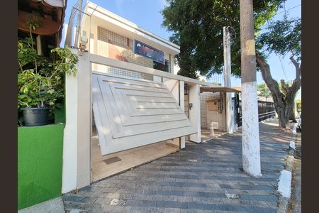 Casa à venda com 144m², 3 quartos e 3 vagas Casa à venda com 144m², 3 quartos e 3 vagasFachada