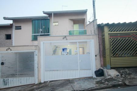 Casa à venda com 108m², 3 quartos e 1 vagaFachada