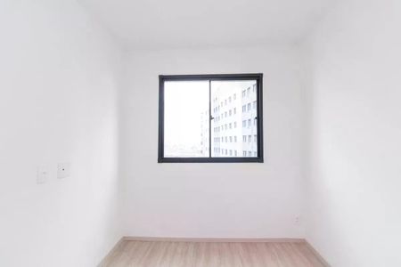 Janela com vista para um prédio de apartamentos, com um piso de madeira e iluminação natural. de apartamento à venda com 2 quartos, 42m² em Cidade Antônio Estêvão de Carvalho, São Paulo