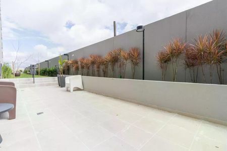 Apartamento à venda com 42m², 2 quartos e 1 vaga Apartamento à venda com 42m², 2 quartos e 1 vagaPátio com plantas e mobília simples, com vista para a cidade.