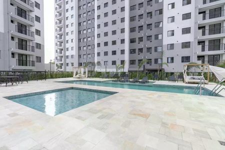 Apartamento à venda com 42m², 2 quartos e 1 vaga Apartamento à venda com 42m², 2 quartos e 1 vagaPiscina e área externa de um prédio residencial com decoração simples e pouca mobília.