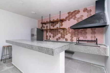 Apartamento à venda com 42m², 2 quartos e 1 vaga Apartamento à venda com 42m², 2 quartos e 1 vagaCozinha com piso de porcelanato, balcão de granito e geladeira e fogão.