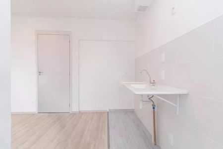 Apartamento à venda com 42m², 2 quartos e 1 vaga Apartamento à venda com 42m², 2 quartos e 1 vagaBanheiro com pia e vaso sanitário, sem móveis, com chão de porcelanato e teto branco.