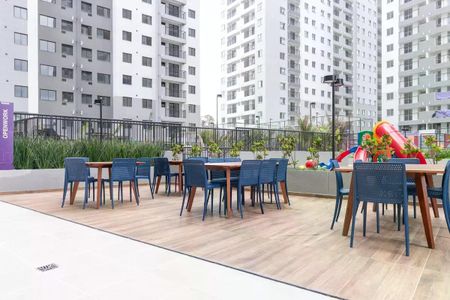 Apartamento à venda com 42m², 2 quartos e 1 vaga Apartamento à venda com 42m², 2 quartos e 1 vagaVaranda com mesa e cadeiras, com vista para a cidade, com uma piscina e uma área de lazer.