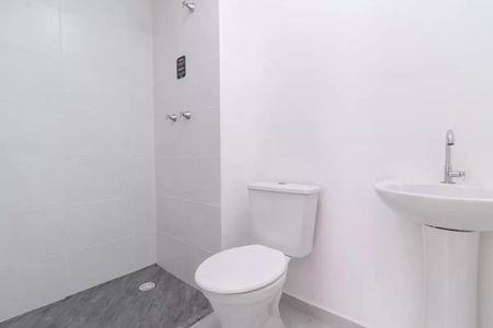 Apartamento à venda com 42m², 2 quartos e 1 vaga Apartamento à venda com 42m², 2 quartos e 1 vagaBanheiro com chuveiro e pia branca, com piso de porcelanato e teto branco.