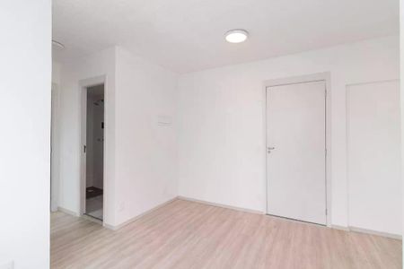 Apartamento à venda com 42m², 2 quartos e 1 vaga Apartamento à venda com 42m², 2 quartos e 1 vagaParede branca com porta de cor branca e piso de madeira claro.
