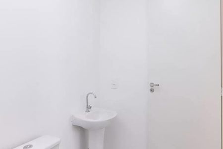 Apartamento à venda com 42m², 2 quartos e 1 vaga Apartamento à venda com 42m², 2 quartos e 1 vagaBanheiro com pia e vaso sanitário brancos, parede branca e porta branca.