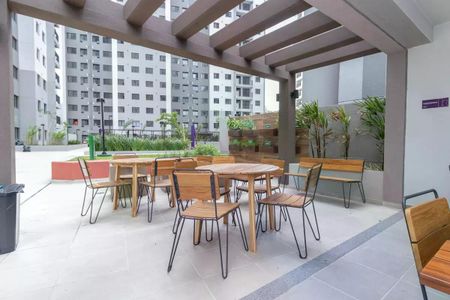 Apartamento à venda com 42m², 2 quartos e 1 vaga Apartamento à venda com 42m², 2 quartos e 1 vagaPatio com mesa e cadeiras de madeira e metal, com vista para edifícios residenciais.