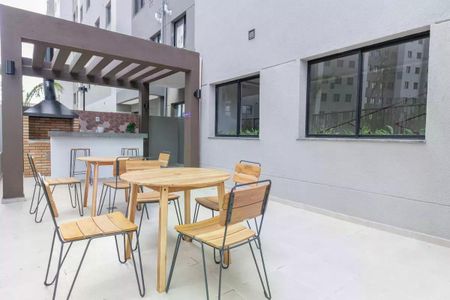 Apartamento à venda com 42m², 2 quartos e 1 vaga Apartamento à venda com 42m², 2 quartos e 1 vagaVaranda com churrasqueira e mesa de madeira, com vista para a cidade.