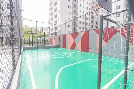 Apartamento à venda com 42m², 2 quartos e 1 vaga Apartamento à venda com 42m², 2 quartos e 1 vagaQuadra de futsal com piso verde e redes de basquete, cercada por muro com pintura geométrica e vista para edifícios residenciais.