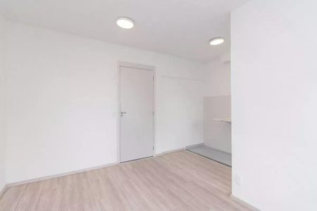 Sala com piso de madeira e iluminação adequada, sem móveis ou decoração. de apartamento à venda com 2 quartos, 42m² em Cidade Antônio Estêvão de Carvalho, São Paulo