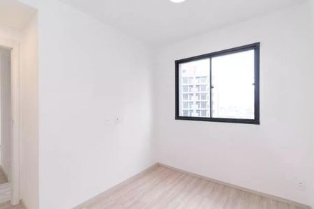 Quarto com janela e piso de madeira, iluminado por luz natural e com uma vista para a cidade. de apartamento à venda com 2 quartos, 42m² em Cidade Antônio Estêvão de Carvalho, São Paulo