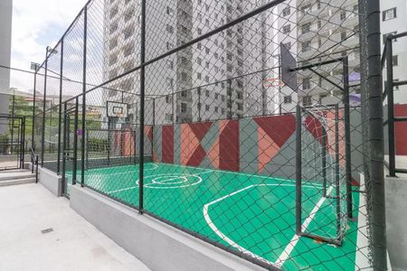 Apartamento à venda com 42m², 2 quartos e 1 vaga Apartamento à venda com 42m², 2 quartos e 1 vagaQuadra de futsal com gramado verde e redes de futsal, cercada por uma grade de metal.